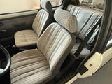 une photo de l'intérieur d'une voiture dont les sièges avant sont rabattus