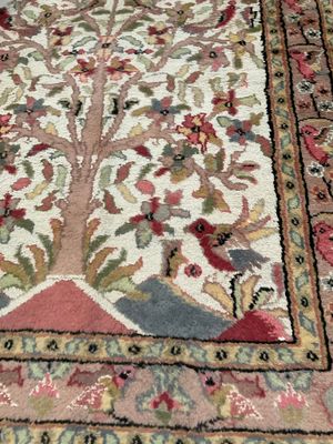un chat assis sur un tapis au sol