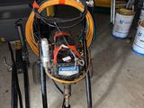 une photo d'un chariot équipé d'un tuyau d'arrosage dans un garage