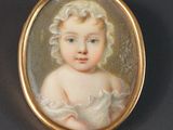 portrait d'une jeune fille en robe blanche dans un cadre doré
