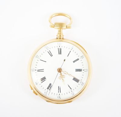montre de poche en or avec des chiffres romains sur fond blanc
