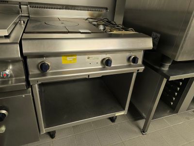 Plusieurs appareils électroménagers en acier inoxydable sont alignés dans une cuisine professionnelle