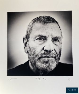 photographie en noir et blanc d'un homme barbu sur une photo en noir et blanc
