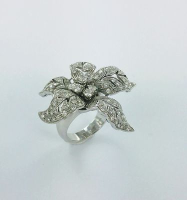 un gros plan d'une bague ornée d'une fleur