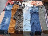 plusieurs paires de jeans disposées sur une table