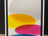 une boîte sur laquelle figure l'image d'un iPad aux couleurs vives