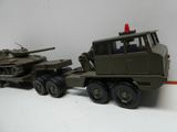 un camion de guerre miniature avec un char à l'arrière
