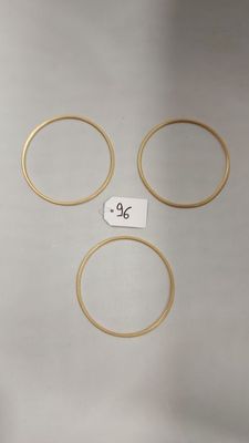 un gros plan sur trois bagues en or sur fond blanc
