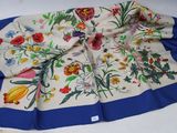 un gros plan sur une écharpe bleue et blanche ornée de fleurs
