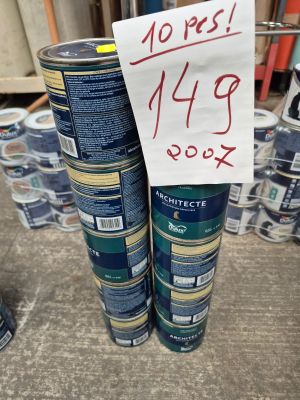 Deux pots de peinture sont empilés l'un sur l'autre, avec une étiquette de prix accrochée dessus.