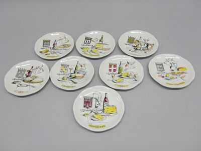 six assiettes à motifs différents posées sur une table