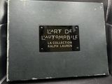 une photo d'une boîte métallique sur laquelle est collée une étiquette