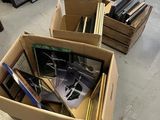 de nombreux livres dans une boîte posée par terre
