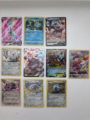 de nombreux types de cartes Pokémon accrochées au mur