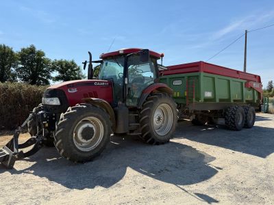 un tracteur garé sur le bord de la route