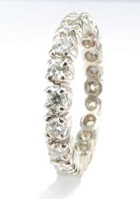 gros plan d'une bague en diamant sur une surface blanche