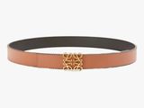 une ceinture marron avec une boucle dorée sur fond blanc