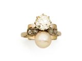 une photo d'une bague sertie de diamants et de perles