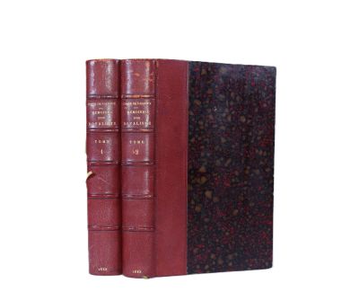deux livres rouges posés l'un sur l'autre sur une surface blanche