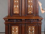 une femme qui se tient à côté d'une armoire