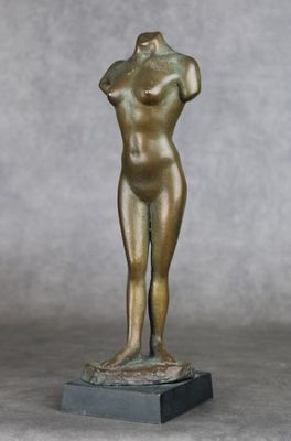 statue en bronze représentant une femme debout sur un socle, les mains derrière la tête