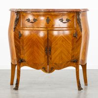 Une commode à plateau en marbre, de style Louis XV, avec mar… (photo 2)