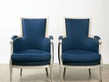 une paire de fauteuils rembourrés bleus avec des finitions blanches