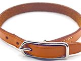 une ceinture en cuir marron munie d'une boucle en métal