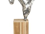 sculpture représentant une tête de cheval sur un socle en bois