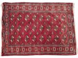 un tapis rouge orné d'un motif en losanges