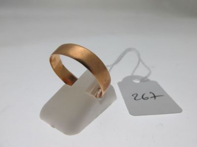 une bague en or à laquelle est attachée une étiquette