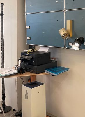 une photo d'une pièce où il y a beaucoup de travaux en cours