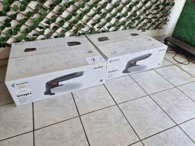 deux boîtes posées par terre devant un téléviseur