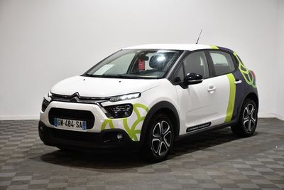 La Citrole est une petite voiture compacte aux couleurs vert vif et blanc.