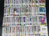 les cartes sont empilées les unes sur les autres sur la table