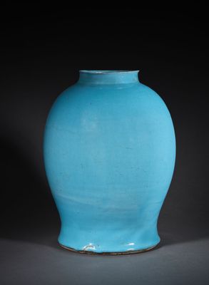 un vase bleu posé sur une table