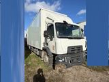un camion blanc garé dans la poussière