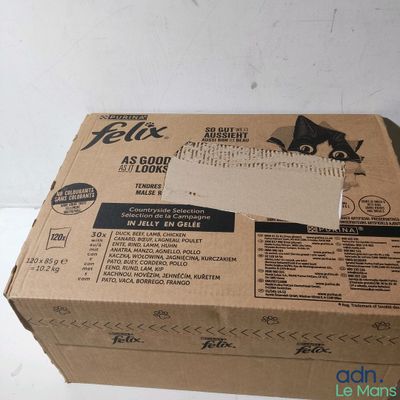 une boîte de nourriture posée sur une table