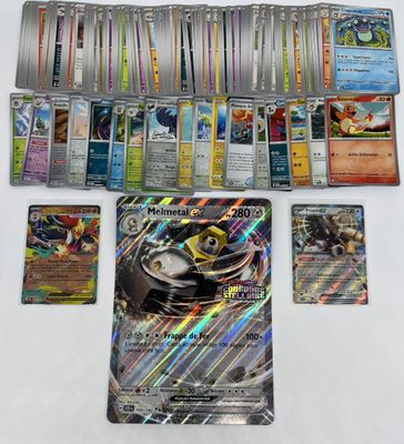 un gros plan sur une table recouverte de nombreuses cartes Pokémon