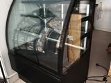 une vitrine en verre contenant un vélo