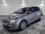 la voiture argentée est garée dans le garage sur le sol en damier