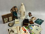 un grand nombre d'objets posés sur une table