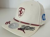 la casquette est blanche et comporte une bande rouge autour du bord