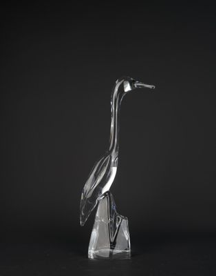 une sculpture en verre transparent représentant un oiseau sur fond noir