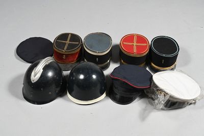 un grand nombre de chapeaux posés sur une table