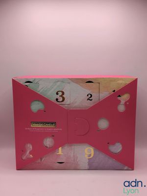 une boîte rose ouverte, ornée d’un nœud rose et sur laquelle figurent des chiffres