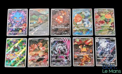 Certaines cartes Pokémon sont alignées sur une table