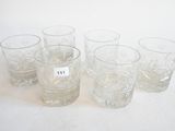 six verres posés les uns à côté des autres sur une table