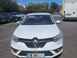 une voiture blanche garée dans un parking