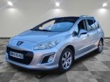 la voiture argentée est garée sur un carrelage à carreaux